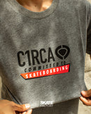 PLAYERA DE MANGA CORTA C1RCA COMMITTED TO SKATEBOARDING GRIS
