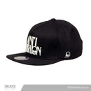 Snapback Gorra antifashion negra bordada. Marca mexicana con patinetas, gorras y accesorios. Visítanos y descubre todo lo que core tiene para ti. Disponibles en Skate Factory tu skate shop favorito, Envíos gratis en compras mayores a $999 pesos compra fácil y rápido Encuéntralos en tu skate shop, Skate factory ®.