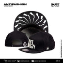 Snapback Gorra antifashion negra bordada. Marca mexicana con patinetas, gorras y accesorios. Visítanos y descubre todo lo que core tiene para ti. Disponibles en Skate Factory tu skate shop favorito, Envíos gratis en compras mayores a $999 pesos compra fácil y rápido Encuéntralos en tu skate shop, Skate factory ®.