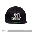Snapback Gorra antifashion negra bordada. Marca mexicana con patinetas, gorras y accesorios. Visítanos y descubre todo lo que core tiene para ti. Disponibles en Skate Factory tu skate shop favorito, Envíos gratis en compras mayores a $999 pesos compra fácil y rápido Encuéntralos en tu skate shop, Skate factory ®.