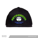 Snapback Gorra antifashion negra bordada. Marca mexicana con patinetas, gorras y accesorios. Visítanos y descubre todo lo que core tiene para ti. Disponibles en Skate Factory tu skate shop favorito, Envíos gratis en compras mayores a $999 pesos compra fácil y rápido Encuéntralos en tu skate shop, Skate factory ®.