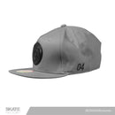Snapback Gorra antifashion gris bordada. Marca mexicana con patinetas, gorras y accesorios. Visítanos y descubre todo lo que core tiene para ti. Disponibles en Skate Factory tu skate shop favorito, Envíos gratis en compras mayores a $999 pesos compra fácil y rápido Encuéntralos en tu skate shop, Skate factory ®.