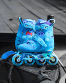 Par de patines en línea azules FLYING EAGLE s8 a de 4 ruedas para hacer freeskate, encuéntralos en tus roller shop skate factory ®, La primer tienda de patines en compras mayores a $999 mxn el envió es gratis. Tenemos las mejores marcas de patines para niña, patines para niños y patines para adultos. Encuéntralos en tu skate shop, Skate factory ®.