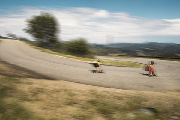 ¿Qué es el downhill y porqué es un deporte tan Popular en longboard?