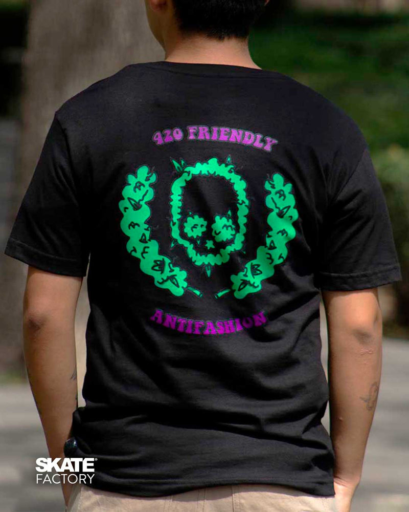 PLAYERA ANTIFASHION NEGRO CON DISEÑO EN ESPALDA Y FRENTE