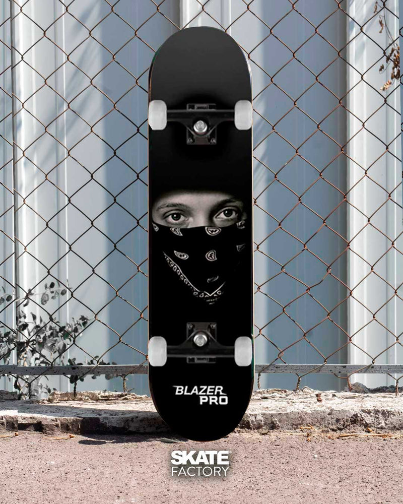 PATINETA COMPLETA BLAZER PRO VANDALS NEGRO BLANCO