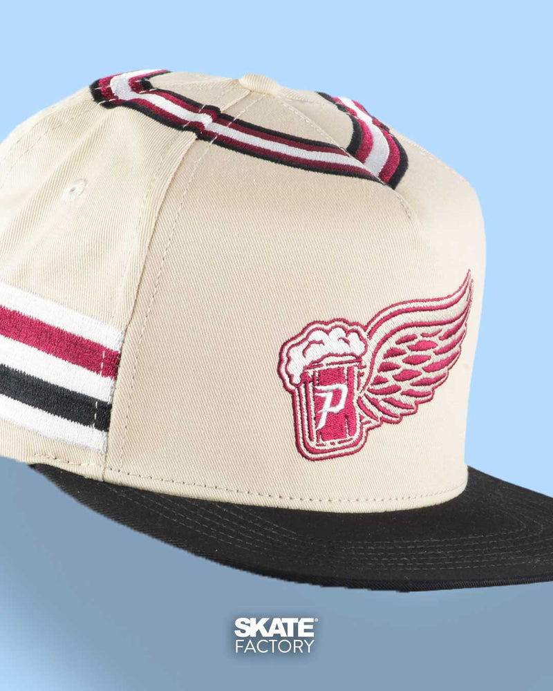 GORRA PLANA PRAYERS WINGS BEIGE ROJO