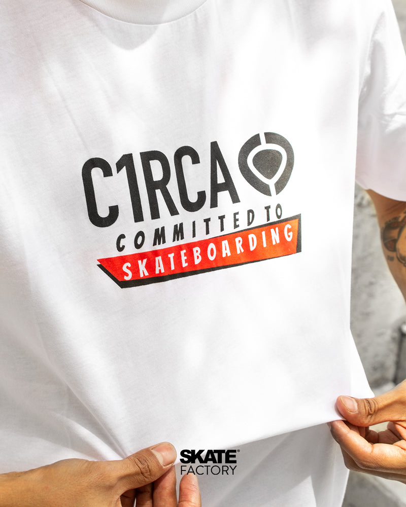 PLAYERA DE MANGA CORTA C1RCA COMMITTED TO SKATEBOARDING BCO