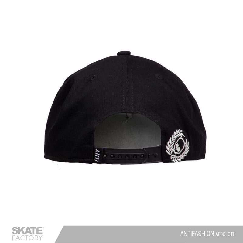Snapback Gorra antifashion negra bordada. Marca mexicana con patinetas, gorras y accesorios. Visítanos y descubre todo lo que core tiene para ti. Disponibles en Skate Factory tu skate shop favorito, Envíos gratis en compras mayores a $999 pesos compra fácil y rápido Encuéntralos en tu skate shop, Skate factory ®.
