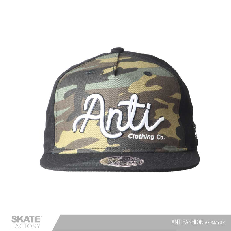 Snapback Gorra antifashion negra con textura derde militar. Marca mexicana con patinetas, gorras y accesorios. Visítanos y descubre todo lo que antifashion tiene para ti. Disponibles en Skate Factory tu skate shop favorito, Envíos gratis en compras mayores a $999 pesos compra fácil y rápido Encuéntralos en tu skate shop, Skate factory ®.
