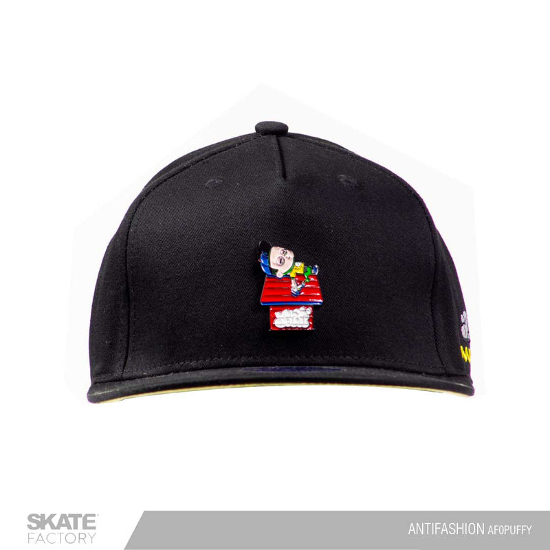 Snapback Gorra antifashion negra bordada. Marca mexicana con patinetas, gorras y accesorios. Visítanos y descubre todo lo que core tiene para ti. Disponibles en Skate Factory tu skate shop favorito, Envíos gratis en compras mayores a $999 pesos compra fácil y rápido Encuéntralos en tu skate shop, Skate factory ®.