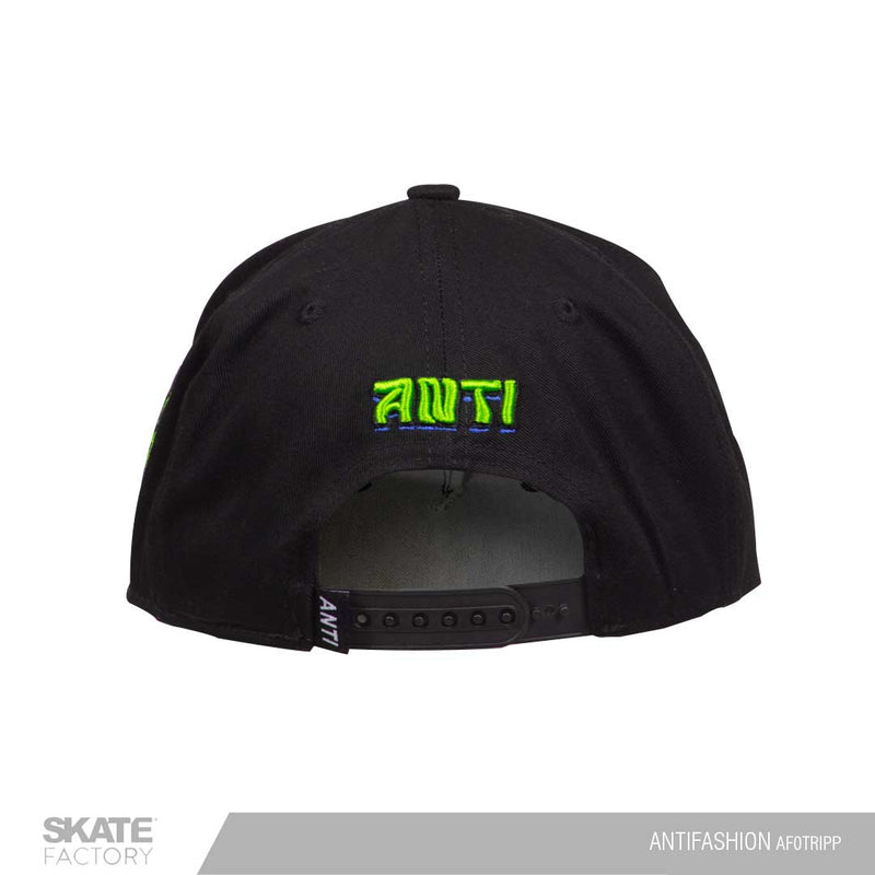 Snapback Gorra antifashion negra bordada. Marca mexicana con patinetas, gorras y accesorios. Visítanos y descubre todo lo que core tiene para ti. Disponibles en Skate Factory tu skate shop favorito, Envíos gratis en compras mayores a $999 pesos compra fácil y rápido Encuéntralos en tu skate shop, Skate factory ®.