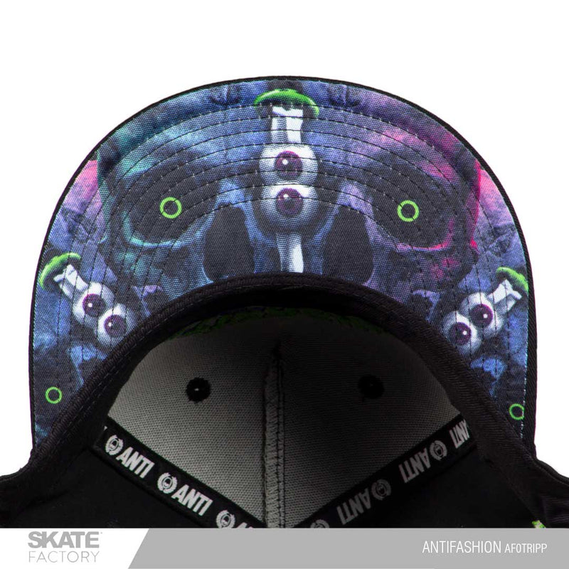 Snapback Gorra antifashion negra bordada. Marca mexicana con patinetas, gorras y accesorios. Visítanos y descubre todo lo que core tiene para ti. Disponibles en Skate Factory tu skate shop favorito, Envíos gratis en compras mayores a $999 pesos compra fácil y rápido Encuéntralos en tu skate shop, Skate factory ®.