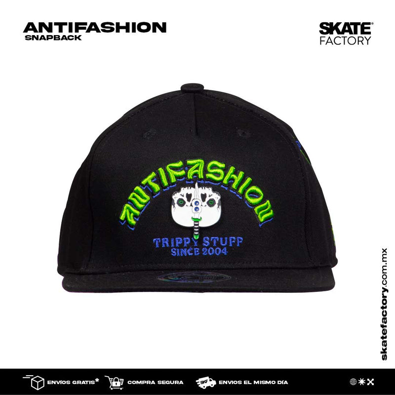 Snapback Gorra antifashion negra bordada. Marca mexicana con patinetas, gorras y accesorios. Visítanos y descubre todo lo que core tiene para ti. Disponibles en Skate Factory tu skate shop favorito, Envíos gratis en compras mayores a $999 pesos compra fácil y rápido Encuéntralos en tu skate shop, Skate factory ®.