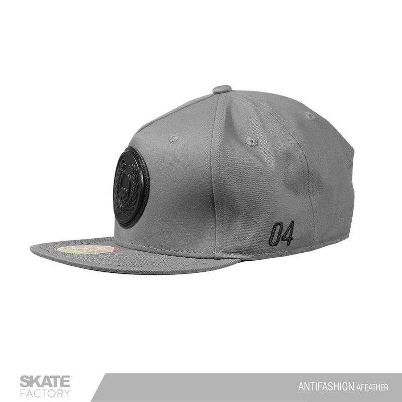 Snapback Gorra antifashion gris bordada. Marca mexicana con patinetas, gorras y accesorios. Visítanos y descubre todo lo que core tiene para ti. Disponibles en Skate Factory tu skate shop favorito, Envíos gratis en compras mayores a $999 pesos compra fácil y rápido Encuéntralos en tu skate shop, Skate factory ®.