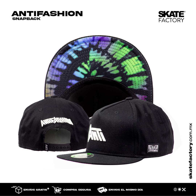 Snapback Gorra antifashion negra bordada. Marca mexicana con patinetas, gorras y accesorios. Visítanos y descubre todo lo que core tiene para ti. Disponibles en Skate Factory tu skate shop favorito, Envíos gratis en compras mayores a $999 pesos compra fácil y rápido Encuéntralos en tu skate shop, Skate factory ®.