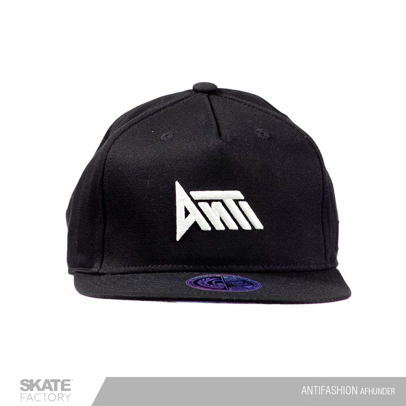 Snapback Gorra antifashion negra bordada. Marca mexicana con patinetas, gorras y accesorios. Visítanos y descubre todo lo que core tiene para ti. Disponibles en Skate Factory tu skate shop favorito, Envíos gratis en compras mayores a $999 pesos compra fácil y rápido Encuéntralos en tu skate shop, Skate factory ®.