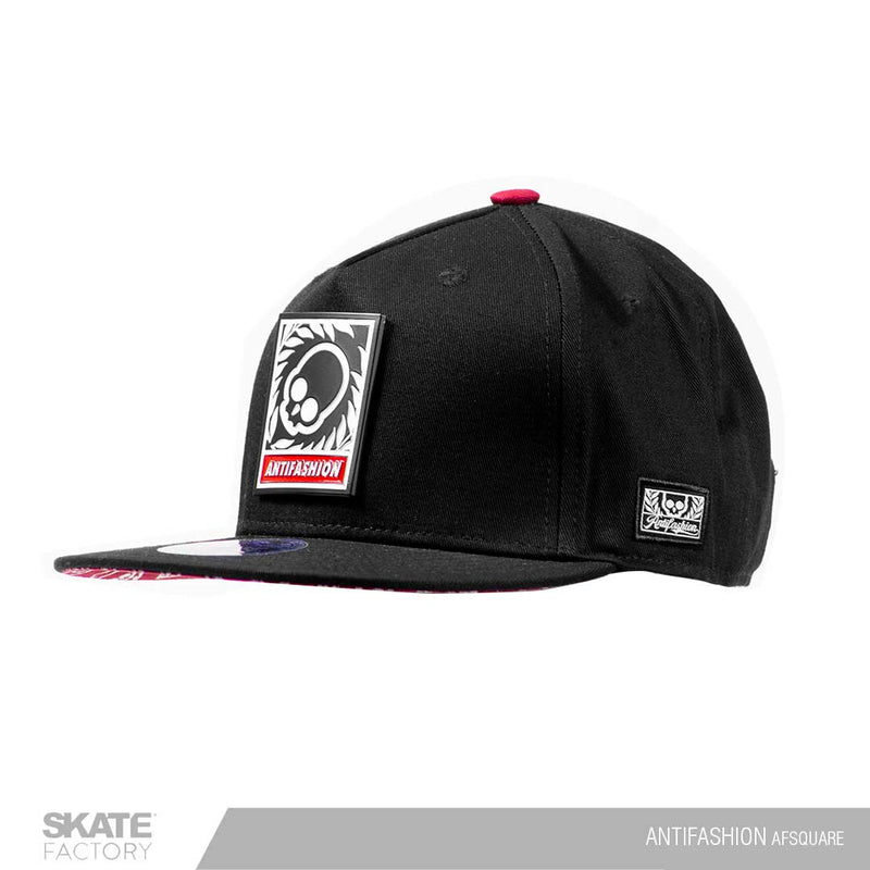 Snapback Gorra antifashion negra bordada. Marca mexicana con patinetas, gorras y accesorios. Visítanos y descubre todo lo que core tiene para ti. Disponibles en Skate Factory tu skate shop favorito, Envíos gratis en compras mayores a $999 pesos compra fácil y rápido Encuéntralos en tu skate shop, Skate factory ®.
