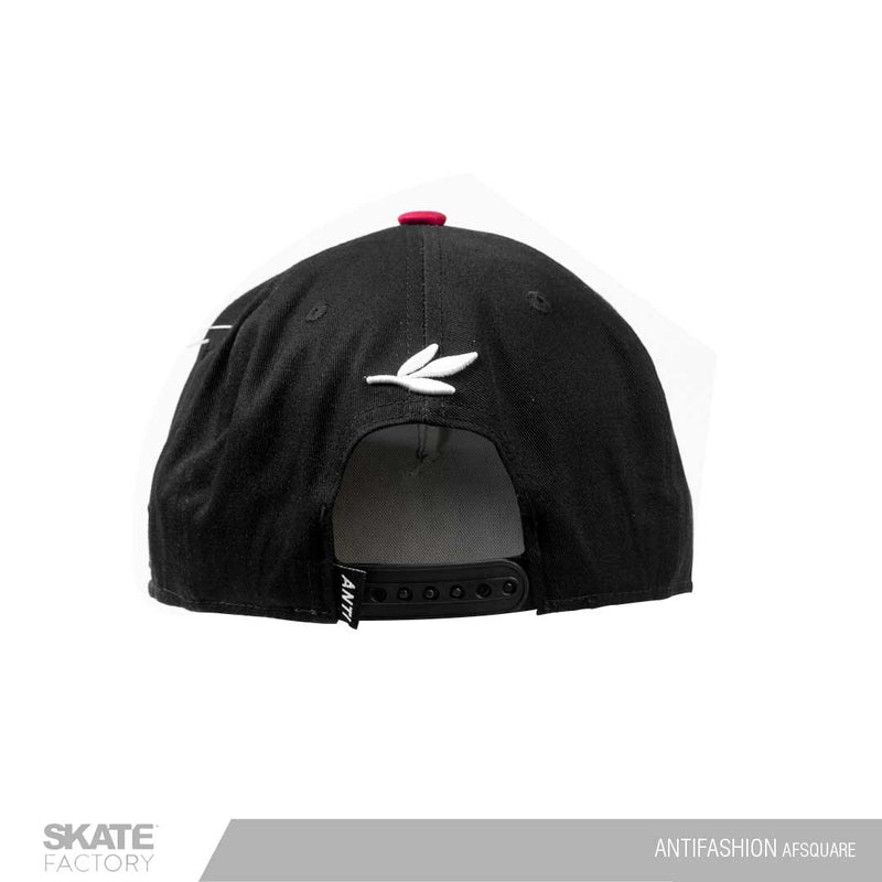 Snapback Gorra antifashion negra bordada. Marca mexicana con patinetas, gorras y accesorios. Visítanos y descubre todo lo que core tiene para ti. Disponibles en Skate Factory tu skate shop favorito, Envíos gratis en compras mayores a $999 pesos compra fácil y rápido Encuéntralos en tu skate shop, Skate factory ®.