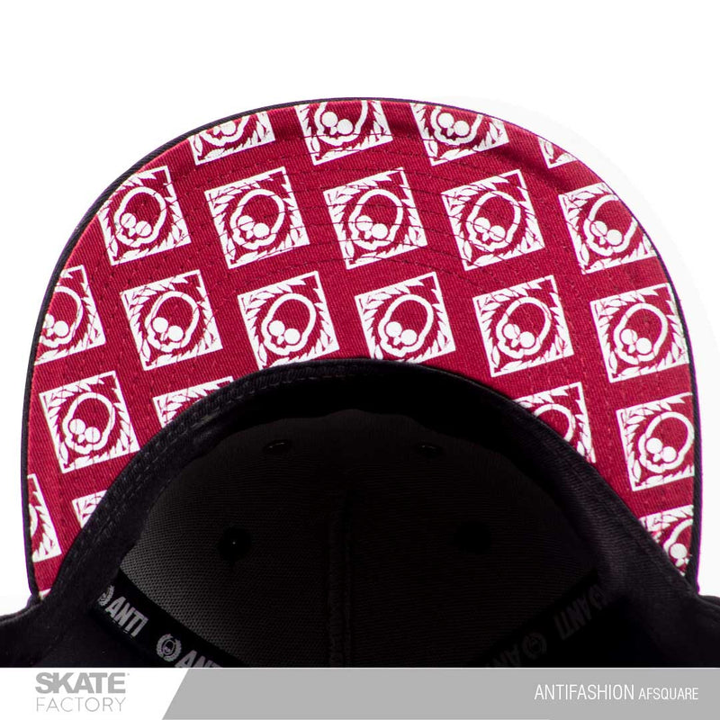 Snapback Gorra antifashion negra bordada. Marca mexicana con patinetas, gorras y accesorios. Visítanos y descubre todo lo que core tiene para ti. Disponibles en Skate Factory tu skate shop favorito, Envíos gratis en compras mayores a $999 pesos compra fácil y rápido Encuéntralos en tu skate shop, Skate factory ®.