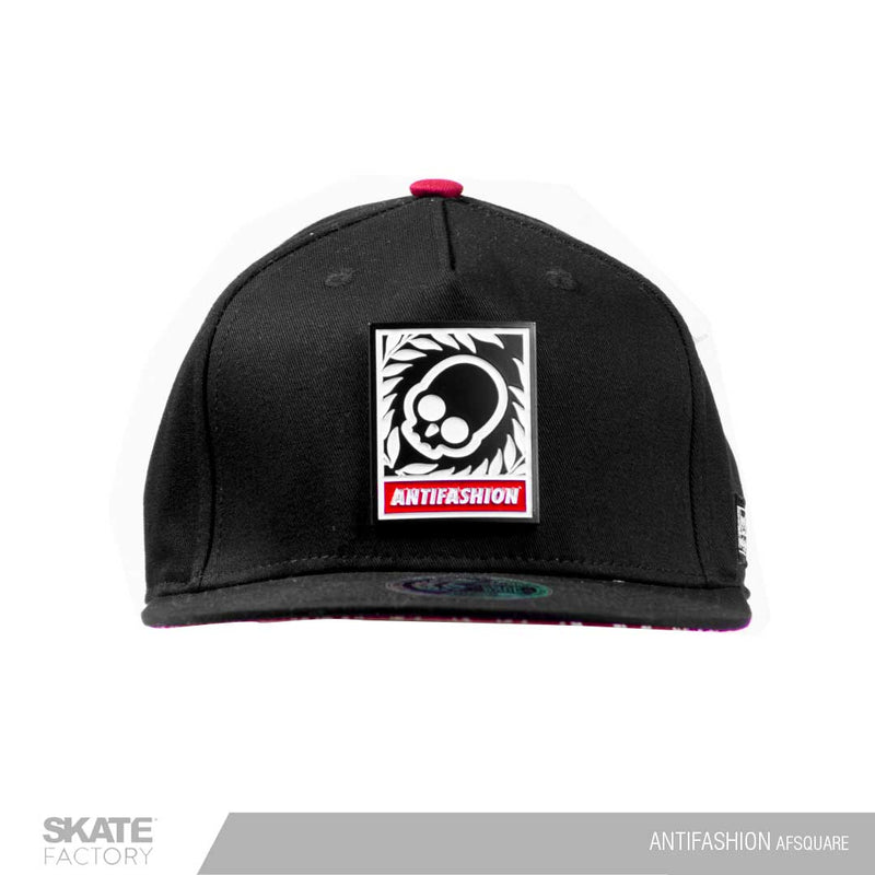 Snapback Gorra antifashion negra bordada. Marca mexicana con patinetas, gorras y accesorios. Visítanos y descubre todo lo que core tiene para ti. Disponibles en Skate Factory tu skate shop favorito, Envíos gratis en compras mayores a $999 pesos compra fácil y rápido Encuéntralos en tu skate shop, Skate factory ®.