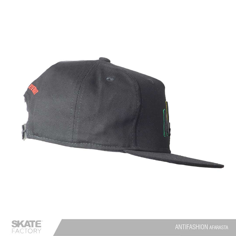 Snapback Gorra antifashion negra con bordado rastafari estampada. Marca mexicana con patinetas, gorras y accesorios. Visítanos y descubre todo lo que antifashion tiene para ti. Disponibles en Skate Factory tu skate shop favorito, Envíos gratis en compras mayores a $999 pesos compra fácil y rápido Encuéntralos en tu skate shop, Skate factory ®.