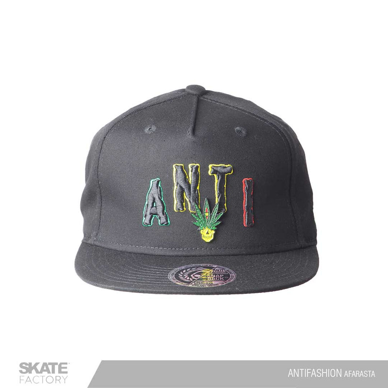 Snapback Gorra antifashion negra con bordado rastafari estampada. Marca mexicana con patinetas, gorras y accesorios. Visítanos y descubre todo lo que antifashion tiene para ti. Disponibles en Skate Factory tu skate shop favorito, Envíos gratis en compras mayores a $999 pesos compra fácil y rápido Encuéntralos en tu skate shop, Skate factory ®.
