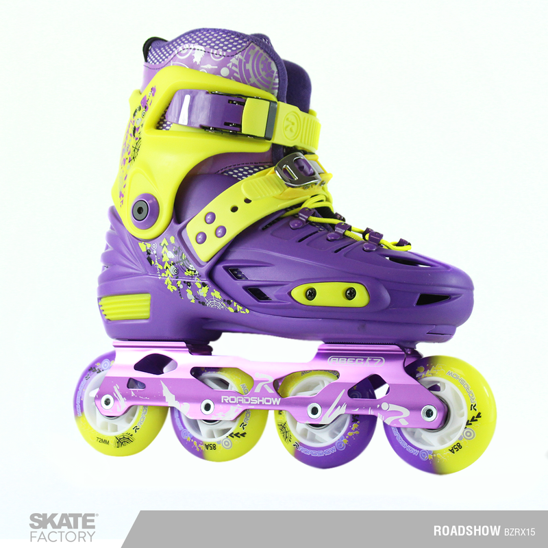 Par de patines de color morado con verde Roadshow en línea ruedas para hacer freeskate, encuéntralos en tus roller shop skate factory ®, La primer tienda de patines en compras mayores a $999 mxn el envió es gratis. Tenemos las mejores marcas de patines para niña, patines para niños y patines para adultos. Encuéntralos en tu skate shop, Skate factory ®.