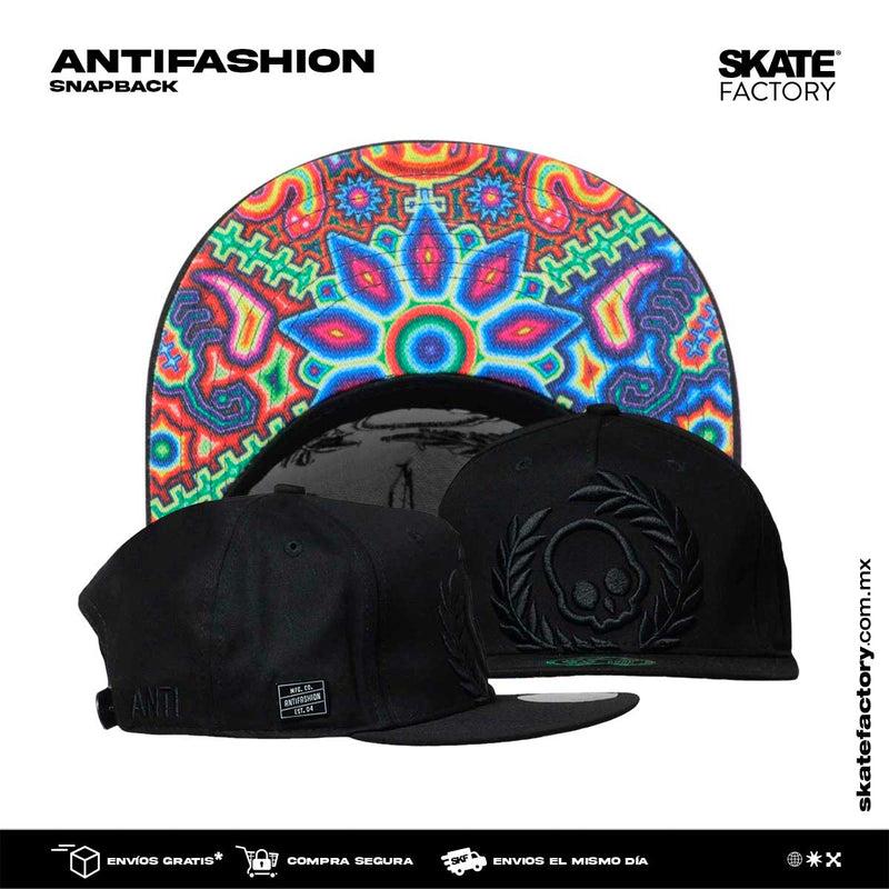 Gorra color negro para hombre con el logo de antifashion bordado en la parte frontal de la gorra y diseño en la visera de un mandala Snapback Gorra antifashion negra bordado con vicera mandala. Marca mexicana con patinetas, gorras y accesorios. Visítanos y descubre todo lo que antifashion tiene para ti. Disponibles en Skate Factory tu skate shop favorito, Envíos gratis en compras mayores a $999 pesos compra fácil y rápido Encuéntralos en tu skate shop, Skate factory ®.