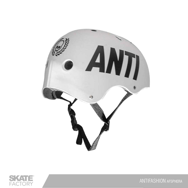 Patinar seguro es lo mejor que puedes hacer antes de ponerte los patines. No importa si patinas freeskate, en línea, agresivo o quads, protegete de cualquier golpe con este  Casco marca antifashion color blaanco con ajuste craneal, almohadillas internas y 2 capas de protección ajustable que hacen un casco ligero. Ideal para practicar skate de manera segura. Completa tu aprendizaje llena de confianza con tu casco. Encuéntralos en tu skate shop, Skate factory ®.