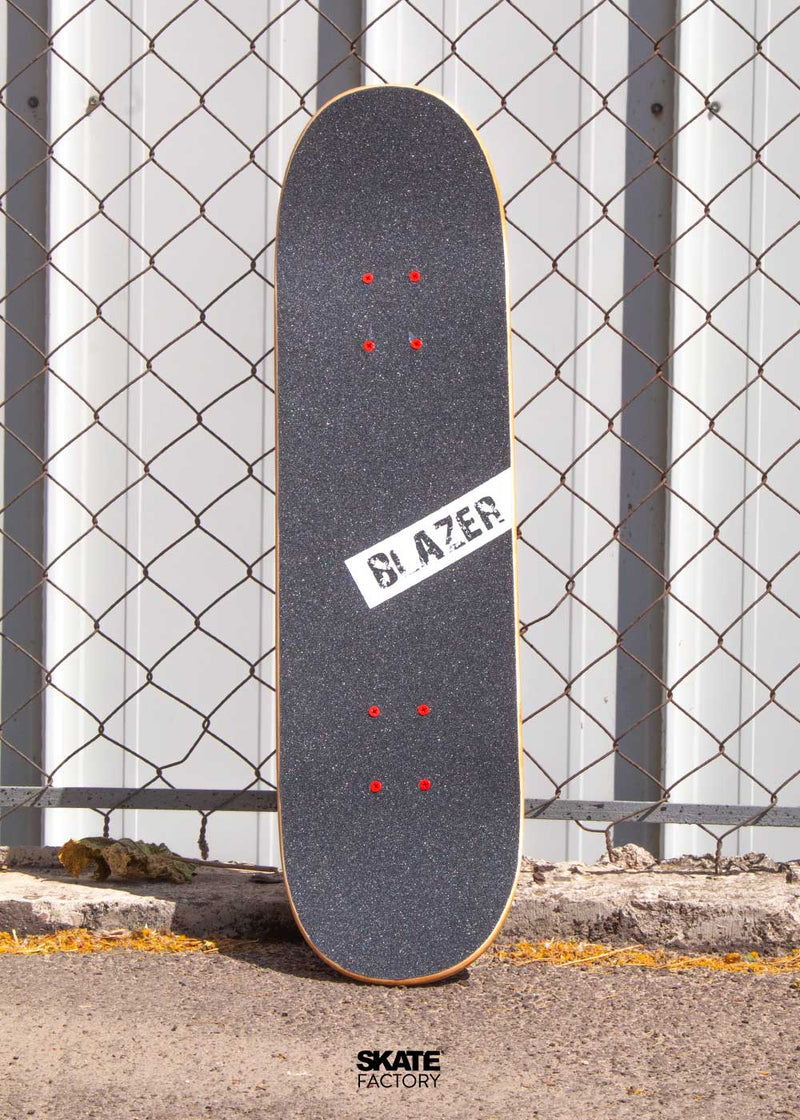 PATINETA COMPLETA PARA SKATEBOARDING BLAZER SK8 ROJO NEGRO BLANCO