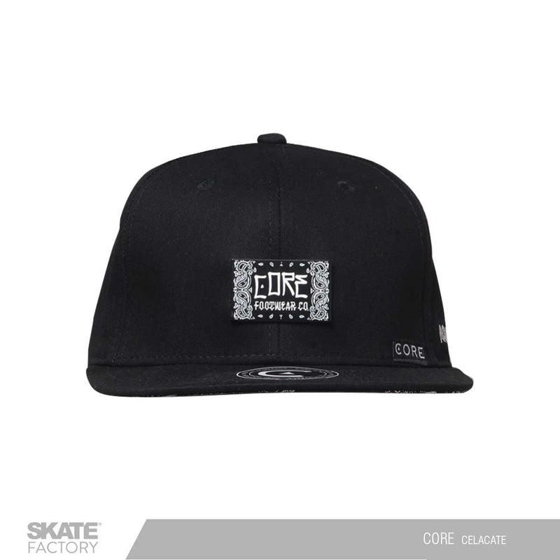 Gorra snapback de color negro de la marca core footware. Con pines metalico y diseño en la visera de textura de palicate. Snapback Gorra core negra. Marca mexicana con patinetas, gorras y accesorios. Visítanos y descubre todo lo que core tiene para ti. Disponibles en Skate Factory tu skate shop favorito, Envíos gratis en compras mayores a $999 pesos compra fácil y rápido Encuéntralos en tu skate shop, Skate factory ®.