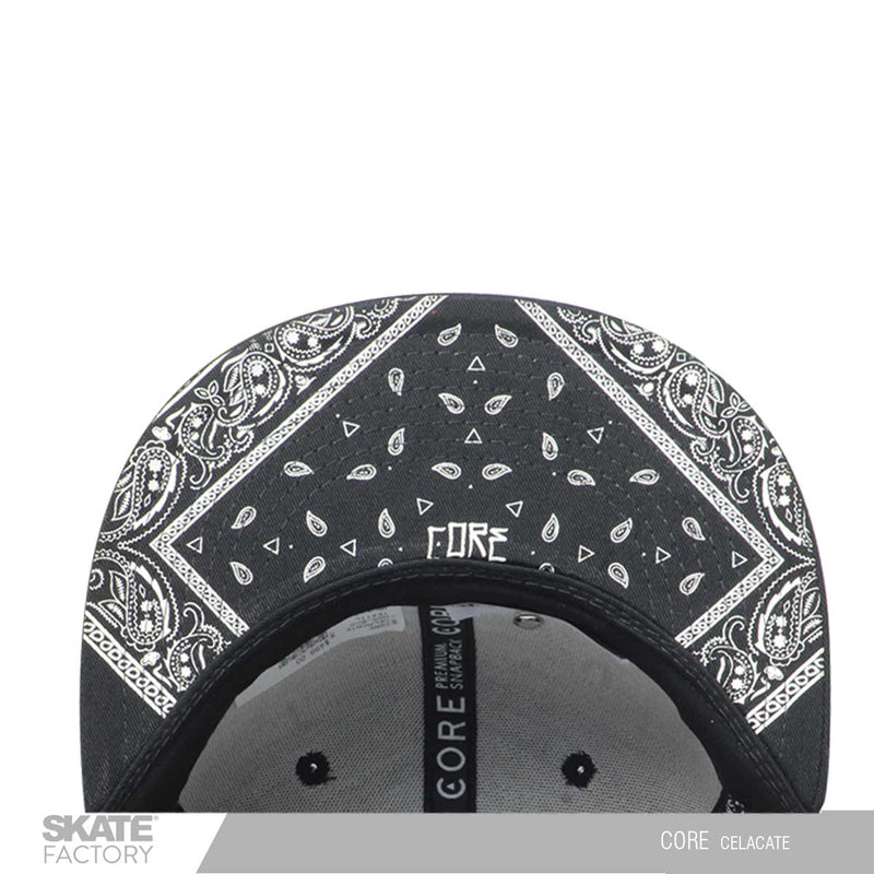 Gorra snapback de color negro de la marca core footware. Con pines metalico y diseño en la visera de textura de palicate. Snapback Gorra core negra. Marca mexicana con patinetas, gorras y accesorios. Visítanos y descubre todo lo que core tiene para ti. Disponibles en Skate Factory tu skate shop favorito, Envíos gratis en compras mayores a $999 pesos compra fácil y rápido Encuéntralos en tu skate shop, Skate factory ®.