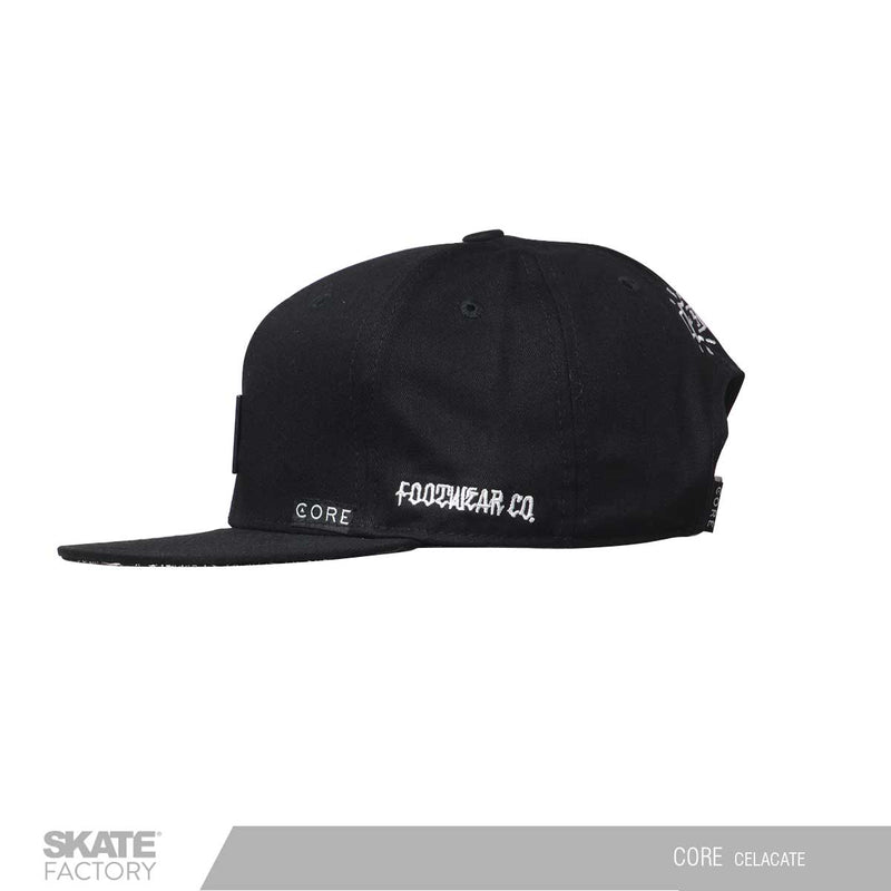 Gorra snapback de color negro de la marca core footware. Con pines metalico y diseño en la visera de textura de palicate. Snapback Gorra core negra. Marca mexicana con patinetas, gorras y accesorios. Visítanos y descubre todo lo que core tiene para ti. Disponibles en Skate Factory tu skate shop favorito, Envíos gratis en compras mayores a $999 pesos compra fácil y rápido Encuéntralos en tu skate shop, Skate factory ®.