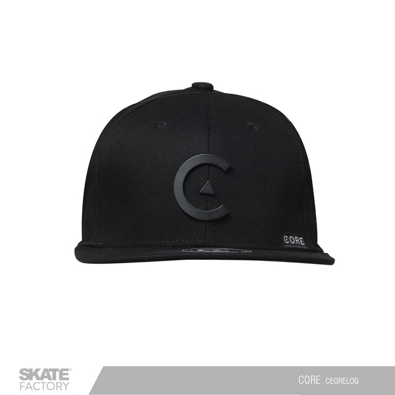 Gorra de color negro para hombre de la marca core footware. Con diseño de logotipo metalico en la parte frontal. Snapback Gorra core negra. Marca mexicana con patinetas, gorras y accesorios. Visítanos y descubre todo lo que core tiene para ti. Disponibles en Skate Factory tu skate shop favorito, Envíos gratis en compras mayores a $999 pesos compra fácil y rápido Encuéntralos en tu skate shop, Skate factory ®.