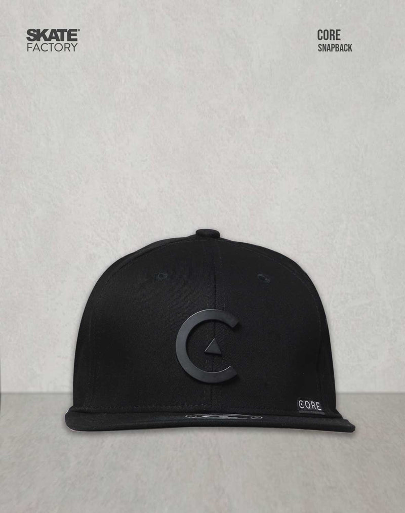 Gorra de color negro para hombre de la marca core footware. Con diseño de logotipo metalico en la parte frontal. Snapback Gorra core negra. Marca mexicana con patinetas, gorras y accesorios. Visítanos y descubre todo lo que core tiene para ti. Disponibles en Skate Factory tu skate shop favorito, Envíos gratis en compras mayores a $999 pesos compra fácil y rápido Encuéntralos en tu skate shop, Skate factory ®.