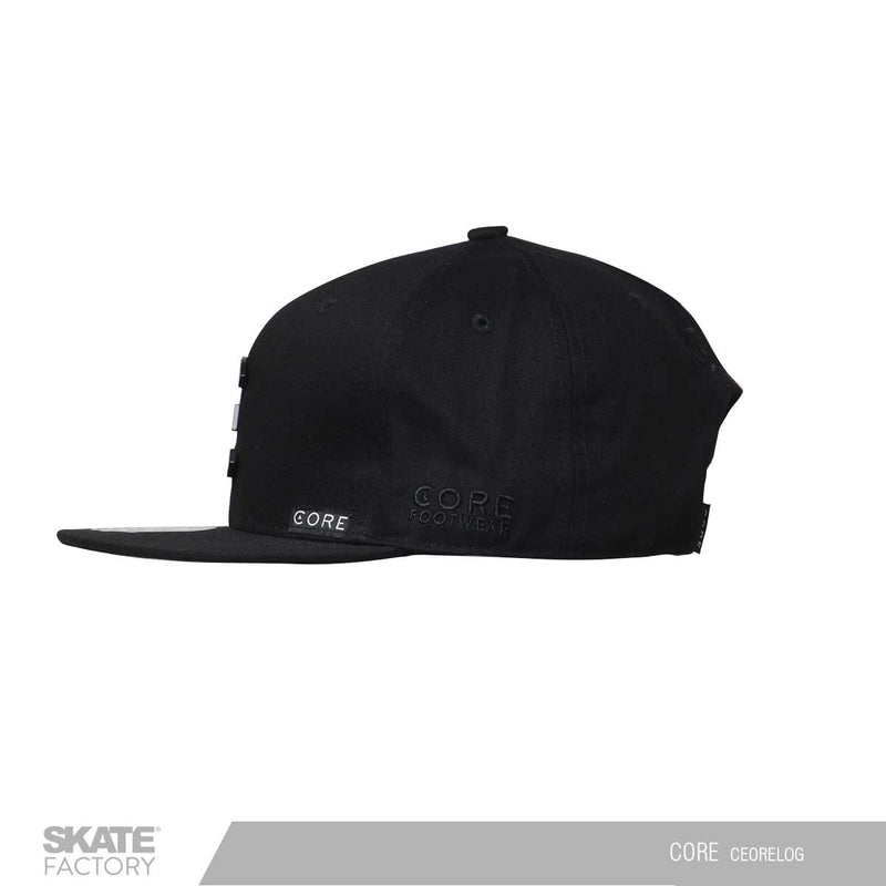 Gorra de color negro para hombre de la marca core footware. Con diseño de logotipo metalico en la parte frontal. Snapback Gorra core negra. Marca mexicana con patinetas, gorras y accesorios. Visítanos y descubre todo lo que core tiene para ti. Disponibles en Skate Factory tu skate shop favorito, Envíos gratis en compras mayores a $999 pesos compra fácil y rápido Encuéntralos en tu skate shop, Skate factory ®.